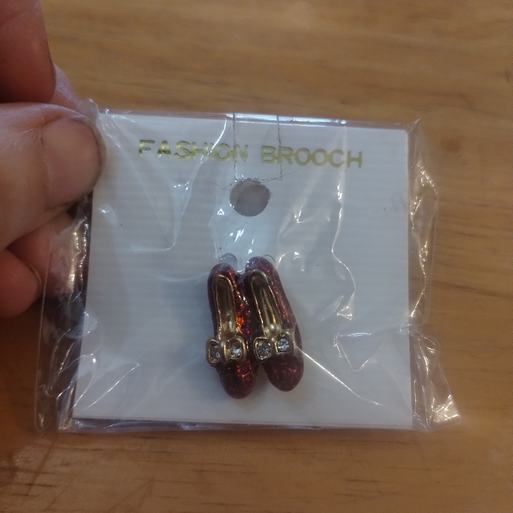 New Elegant Ruby Red Slippers Brooch Pin Like Wizard Of Oz - Picture 2 of 3